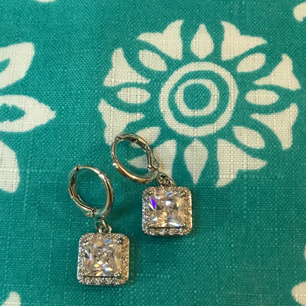 NEW๐๐GORGEOUS! CZ EARRINGS!๐๐SILVER TONE ALLOY - Picture 3 of 8